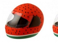 Protege tu cabeza con diseños chic El casco es un accesorio imprescindible para quienes circulan por las calles en bicicleta, moto, skate, patines y para muchas es incómodo, feo y arruina tu peinado, pero la verdad...