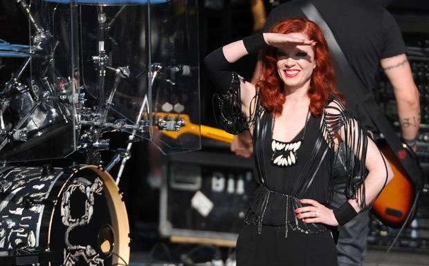 the-queen-rocking-the-stage-shirley-manson-30982024-620-385