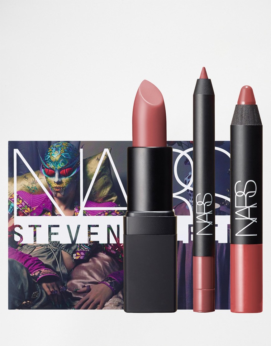 A woman's face nude lip set