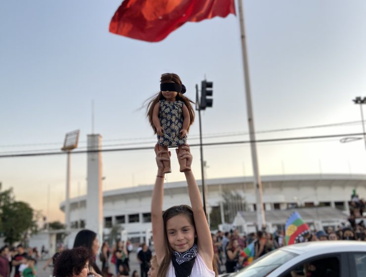 Niña con su muñeca inocente